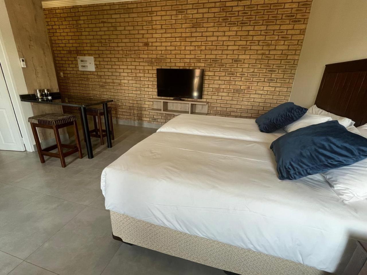 Camelot Guest House & Apartments Potchefstroom Zewnętrze zdjęcie